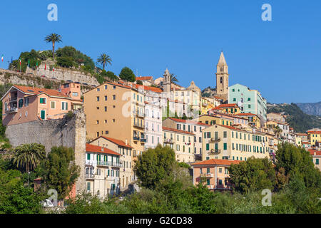 Case colorate sotto il cielo blu nella città vecchia di Ventimiglia, Italia. Foto Stock