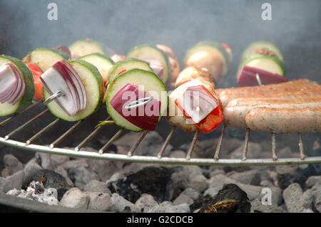 Shish kebab di salsicce e cottura su barbecue Foto Stock