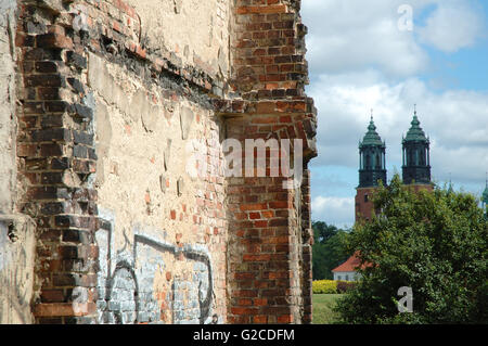 Vecchio rovinato la costruzione di un muro di mattoni e torri della cattedrale di Poznan in Polonia Foto Stock