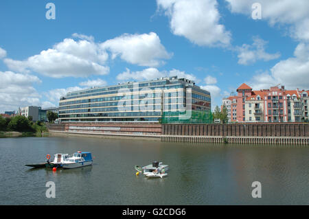 Poznan, Polonia - 13 Luglio 2014: persone non identificate, barche e moderno edificio a fiume Warta a Poznan, Polonia Foto Stock