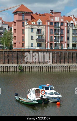 Poznan, Polonia - 13 Luglio 2014: barche, vecchia banchina e la costruzione presso il fiume Warta a Poznan, Polonia Foto Stock