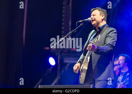 Manic Street predicatori eseguire a Swansea il Liberty Stadium il 28 maggio 2016. Foto: il chitarrista e cantante James Dean Bradfield Foto Stock