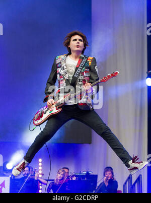 Manic Street predicatori eseguire a Swansea il Liberty Stadium il 28 maggio 2016. La foto mostra il bassista Nicky Wire. Foto Stock