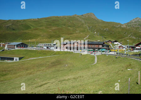 Kleine Scheidegg, Svizzera - 18 agosto 2014: stazione ferroviaria in Kleine Scheidegg nelle Alpi della Svizzera. Persone non identificate vi Foto Stock