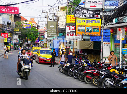 Chaweng Beach Road, la strada principale di Koh Samui, Thailandia. Foto Stock