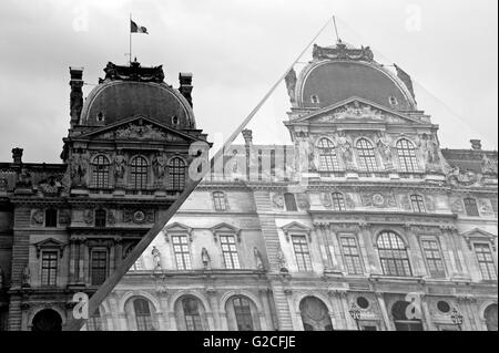 Foto sham dimensionato da JF, piramide da Pei architetto e il museo del Louvre, il Pavillon Sully, Parigi Francia Foto Stock