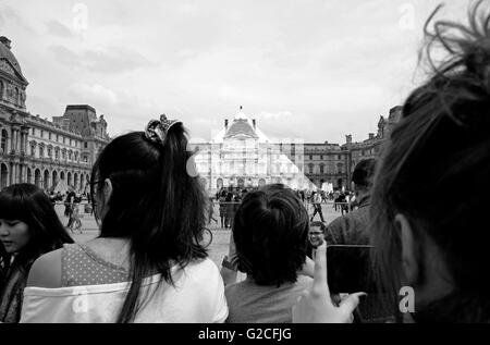 Foto sham dimensionato da JF, piramide da Pei architetto e il museo del Louvre, il Pavillon Sully, Parigi Francia Foto Stock