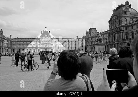 Foto sham dimensionato da JF, piramide da Pei architetto e il museo del Louvre, il Pavillon Sully, Parigi Francia Foto Stock