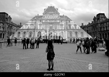 Foto sham dimensionato da JF, piramide da Pei architetto e il museo del Louvre, il Pavillon Sully, Parigi Francia Foto Stock