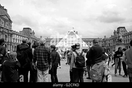 Foto sham dimensionato da JF, piramide da Pei architetto e il museo del Louvre, il Pavillon Sully, Parigi Francia Foto Stock