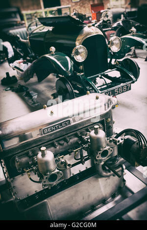 Vintage Bentley motore in un laboratorio di restauro a Bicester Heritage Centre. Oxfordshire, Inghilterra. Vintage filtro applicato Foto Stock