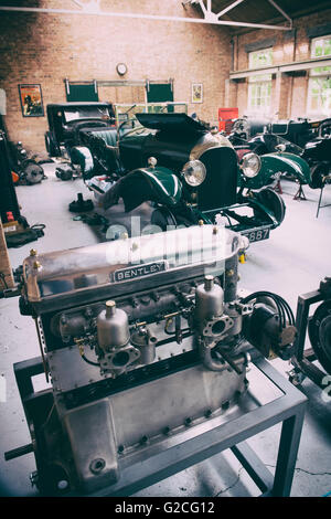 Vintage Bentley motore in un laboratorio di restauro a Bicester Heritage Centre. Oxfordshire, Inghilterra. Vintage filtro applicato Foto Stock