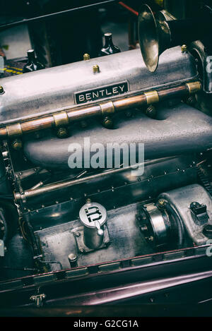 Vintage Bentley motore in un laboratorio di restauro a Bicester Heritage Centre. Oxfordshire, Inghilterra. Vintage filtro applicato Foto Stock