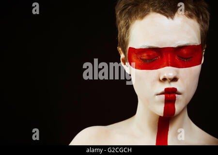 Close-up ritratto di giovane donna con la faccia dipinta. La messa a fuoco sugli occhi, spazio vuoto Foto Stock