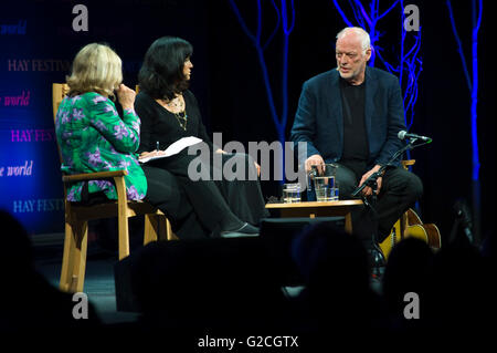 David Gilmour Pink Floyd chitarrista parlare della sua vita e lavoro con sua moglie Polly Samson sul palco a Hay Festival 2016 Foto Stock