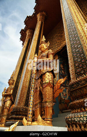 Piastrella vetrinata gigantesca statua in Wat Phra Kaew Foto Stock