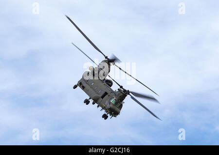 Royal Air Force (RAF) Boeing CH-47 Chinook HC.2 Trasporto elicottero ZH777 da RAF Oldiham. Foto Stock