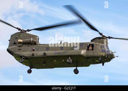 Royal Air Force (RAF) Boeing CH-47 Chinook HC.2 Trasporto elicottero ZH777 da RAF Oldiham. Foto Stock