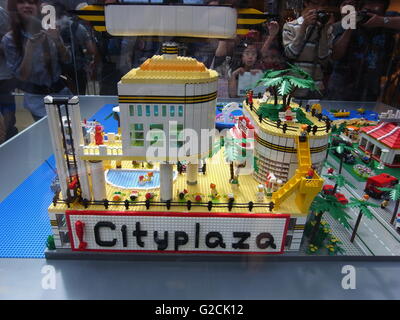 Lego per la costruzione del modello giocattolo paesaggio fun city river yacht shopping mall persone garden Foto Stock