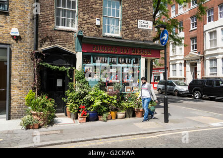 Esterno di Pollock's Toy Museum di Fitzrovia nel central London, England, Regno Unito Foto Stock