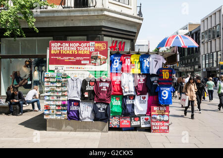 Una bancarella di strada di Oxford street football vendita strisce, turisti ninnoli, cappelli, sciarpe e distintivi etc. Foto Stock