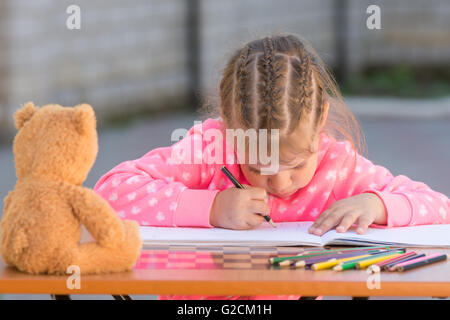 Offeso ragazza richiama un curvò figura in cantiere Foto Stock