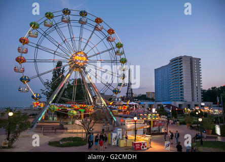 Ruota panoramica nella notte , popolare attrazione del resort di Varna - Golden sands beach ,la Bulgaria. Foto Stock