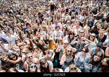 La folla davanti al palco principale durante la BBC Radio 1's Big Weekend al Castello di Powderham in Exeter. Foto Stock