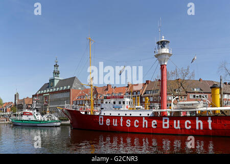 Ratsdelft con il municipio e la nave antincendio, Emden, East Friesland, Bassa Sassonia, Germania Foto Stock