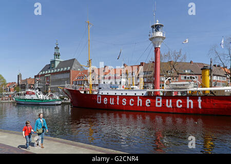 Ratsdelft con il municipio e la nave antincendio, Emden, East Friesland, Bassa Sassonia, Germania Foto Stock