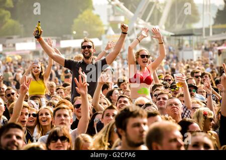 La folla davanti al palco principale durante la BBC Radio 1's Big Weekend al Castello di Powderham in Exeter. Foto Stock