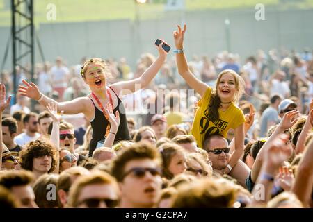 La folla davanti al palco principale durante la BBC Radio 1's Big Weekend al Castello di Powderham in Exeter. Foto Stock