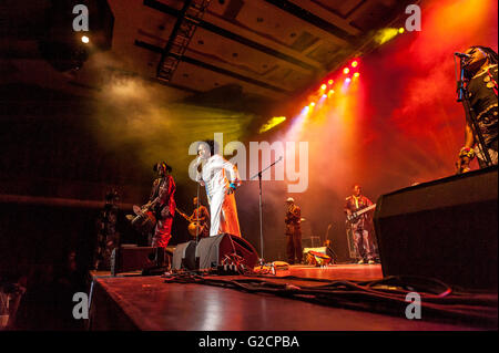 Maliano wassoulou cantante Oumou Sangaré e la sua band suonare dal vivo presso il Dome in Brighton. Foto Stock