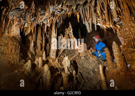 Speleologo femmina con formazioni in grotta Grotta Impossibile, Italia Foto Stock