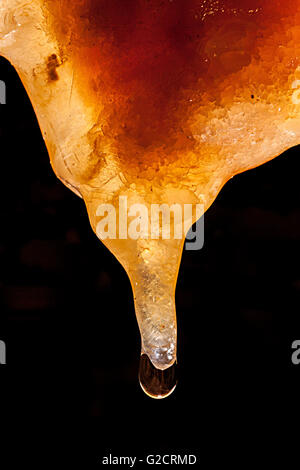 Di gocciolamento di acqua sulla formazione di stalattite, Grotta Impossibile, Italia Foto Stock