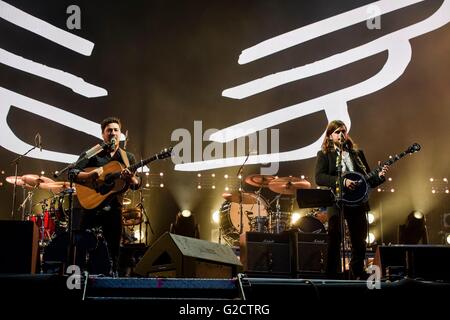 Marcus Mumford (sinistra) esegue con Winston Marshall (destra) come Mumford and Sons headline il palco principale al Radio One big weekend al Castello di Powderham, Exeter, Devon. Foto Stock