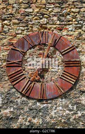 Vecchio orologio arrugginito sulla parete accanto alla cattedrale di Zagabria a Zagabria in Croazia Foto Stock