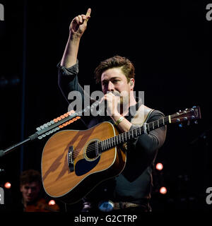 Marcus Mumford esegue con Mumford e figli sul palco al Radio One big weekend al Castello di Powderham, Exeter, Devon. Foto Stock