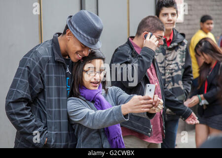 Gli adolescenti prendendo un selfie con il loro telefono cellulare Foto Stock