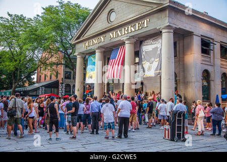 Raduno di persone in Quincy Market, Boston, MA Foto Stock