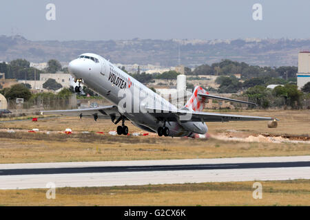 Volotea Boeing 717-2BL [EI-EXI] uscire di pista 13. Il Boeing 717 è un DC-9/MD-80 derivato dopo MDD è stata acquisita da Boeing. Foto Stock