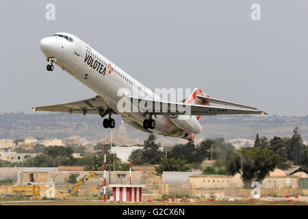 Volotea Boeing 717-2BL [EI-EXI] uscire di pista 13. Il Boeing 717 è un DC-9/MD-80 derivato dopo MDD è stata acquisita da Boeing. Foto Stock