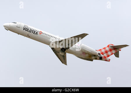 Volotea Boeing 717-2BL [EI-EXI] uscire di pista 13. Il Boeing 717 è un DC-9/MD-80 derivato dopo MDD è stata acquisita da Boeing. Foto Stock