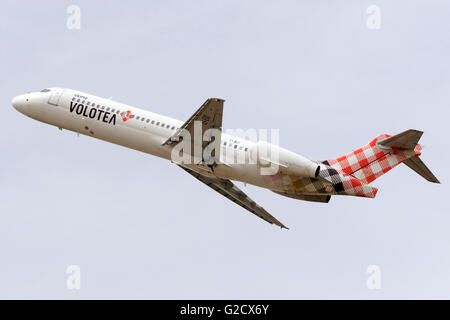 Volotea Boeing 717-2BL [EI-EXI] uscire di pista 13. Il Boeing 717 è un DC-9/MD-80 derivato dopo MDD è stata acquisita da Boeing. Foto Stock