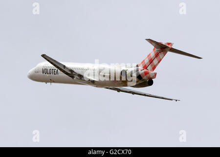 Volotea Boeing 717-2BL [EI-EXI] uscire di pista 13. Il Boeing 717 è un DC-9/MD-80 derivato dopo MDD è stata acquisita da Boeing. Foto Stock