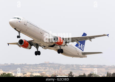 Scandinavian Airlines (SAS) Airbus A321-232 [OY-KBH] uscire di pista 13. Foto Stock
