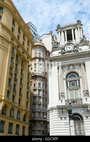 Classica architettura neoclassica che circonda la Praça Floriano Peixoto plaza nella Cinelândia include il Palácio Pedro Ernesto Foto Stock