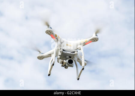 DJI Phantom 3 drone professionale con macchine fotografiche nel cielo in Irlanda. Foto Stock