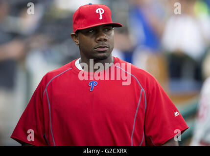 Detroit, Michigan, Stati Uniti d'America. Xxiv Maggio, 2016. Philadelphia infielder Ryan Howard (6) durante la MLB azione di gioco tra i Philadelphia Phillies e Detroit Tigers al Comerica Park di Detroit, Michigan. Le tigri hanno sconfitto il Phillies 3-1. John Mersits/CSM/Alamy Live News Foto Stock