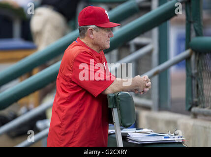 Detroit, Michigan, Stati Uniti d'America. Xxiv Maggio, 2016. Philadelphia Phillies coach Larry Bowa durante la MLB azione di gioco tra i Philadelphia Phillies e Detroit Tigers al Comerica Park di Detroit, Michigan. Le tigri hanno sconfitto il Phillies 3-1. John Mersits/CSM/Alamy Live News Foto Stock